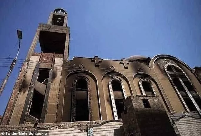 Vụ cháy nhà thờ có 5.000 người bên trong, hơn 40 người chết - Ảnh 2.