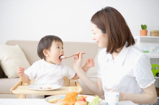 Nỗi đau đầu về việc ăn uống bừa bãi của trẻ sẽ tan biến nếu bố mẹ áp dụng 7 mẹo kinh điển này - Ảnh 1