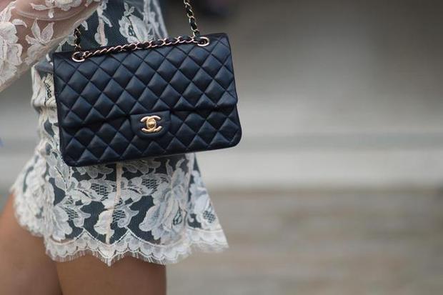 Chanel lại tăng giá túi xách ở châu Âu, chắc hẳn nhiều tín đồ thời trang sẽ sốt ruột - Ảnh 1.