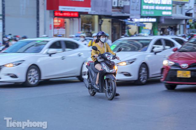 Xe máy vượt 4 làn ô tô để quay đầu trên đường Nguyễn Trãi - Ảnh 17.