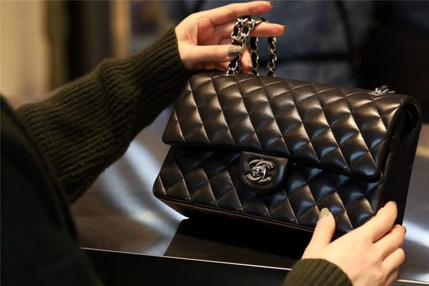 Chanel lại tăng giá túi xách ở châu Âu, chắc hẳn nhiều tín đồ thời trang sẽ sốt ruột - Ảnh 4.