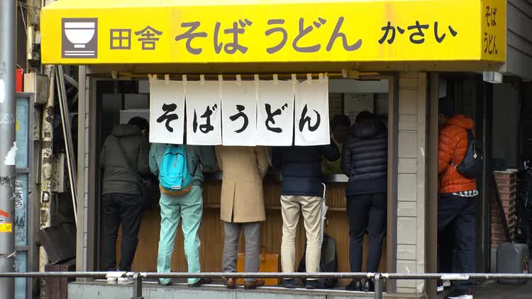 Khổ như dân văn phòng Nhật: Sáng đi làm vội, không kịp ngồi ăn mà phải đứng một chỗ ăn vội - Ảnh 7.