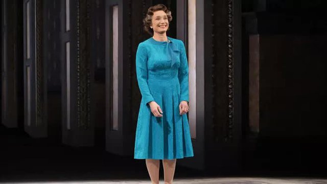 Những lần Nữ hoàng Elizabeth II được chiếu trên màn ảnh: Có những diễn viên rất giống nguyên mẫu - Ảnh 2.